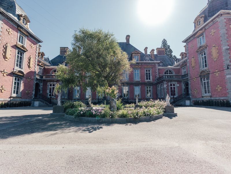 Fontaine fleurie de la cour d'honneur – Château de la Neuville