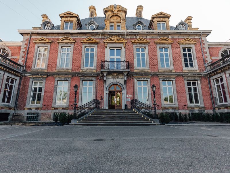 Façade principale et perron d'entrée du château – Château de la Neuville