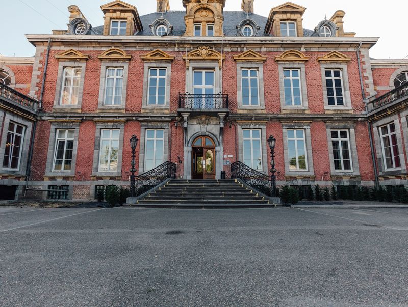Perron et porte d'entrée principale du château – Château de la Neuville