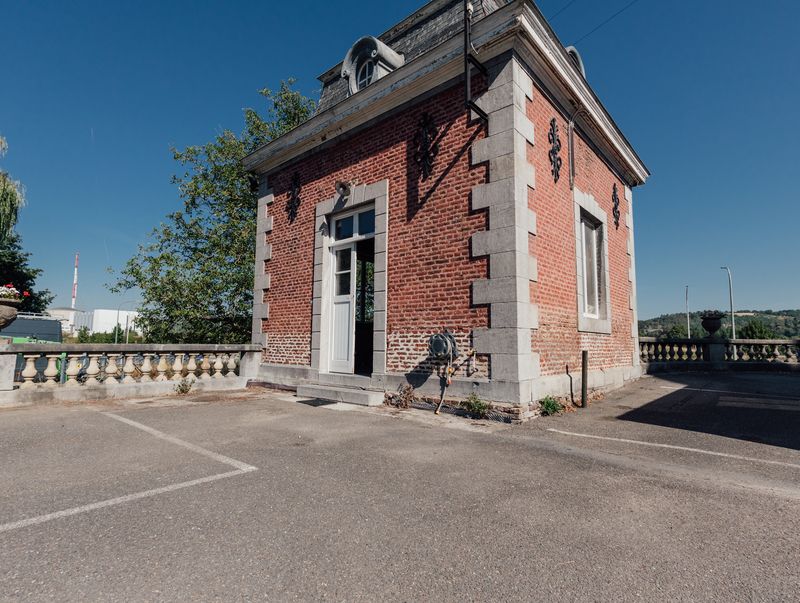 Pavillon en briques à l'entrée du domaine – Château de la Neuville