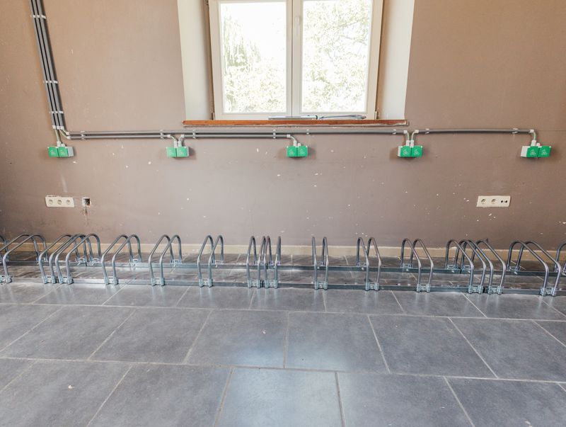 Local vélos équipé de prises de recharge – Château de la Neuville