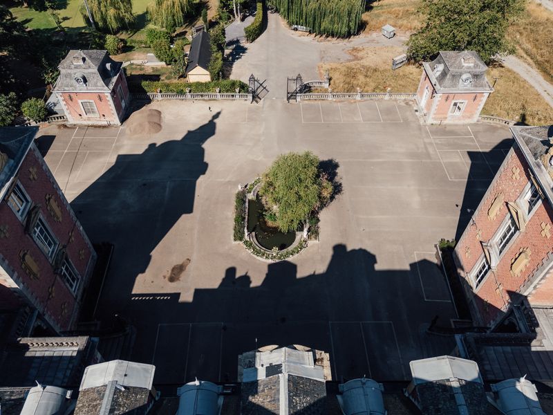 Vue aérienne de la cour d'honneur et des pavillons d'entrée – Château de la Neuville