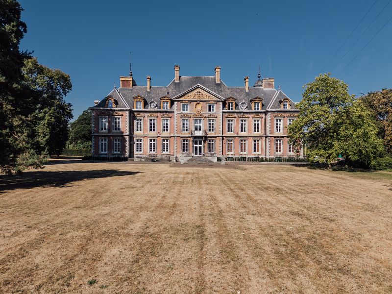 Le château et sa pelouse côté parc – Château de la Neuville