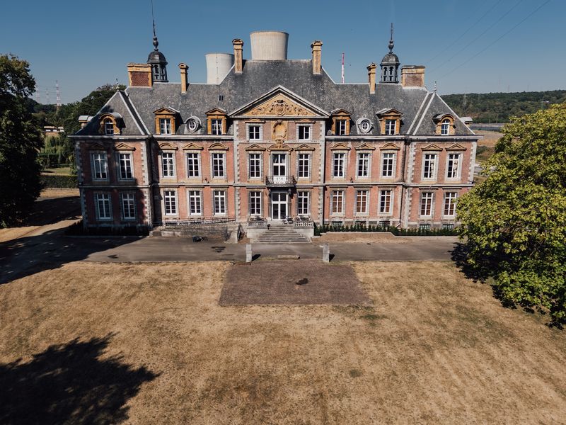 Façade du château côté parc – Château de la Neuville