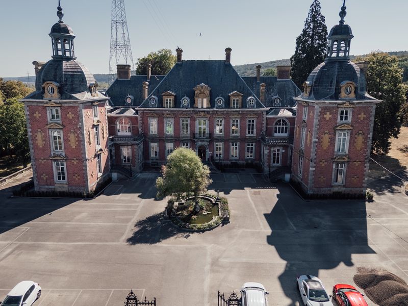 Cour d'honneur encadrée par les deux tours du château – Château de la Neuville