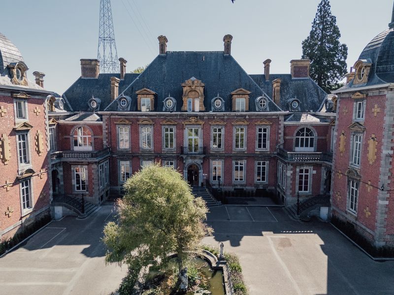Façade principale du château et sa fontaine – Château de la Neuville