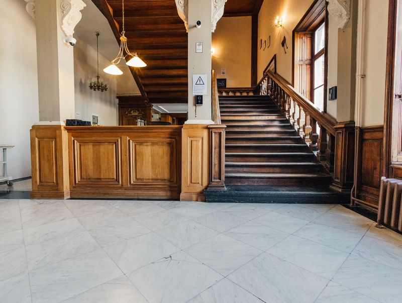 Comptoir de réception et escalier en chêne – Château de la Neuville
