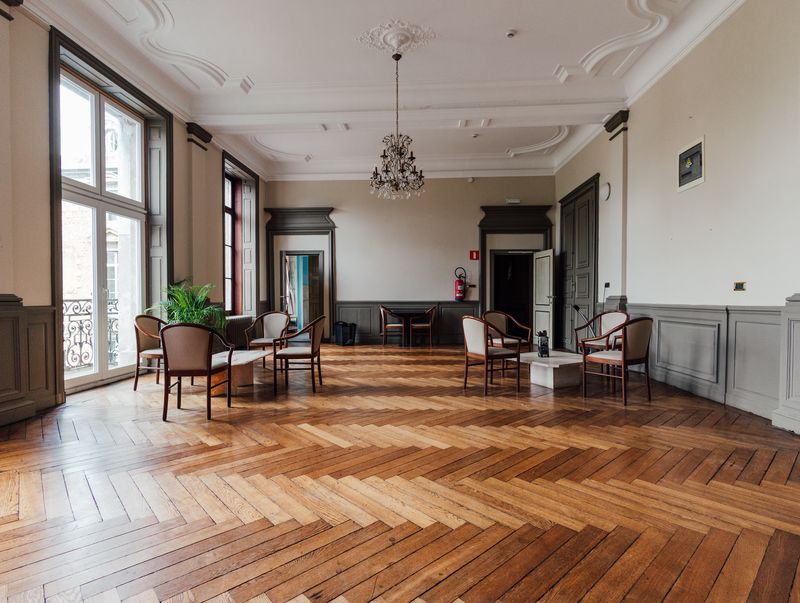 Salon aux moulures et parquet à chevrons – Château de la Neuville