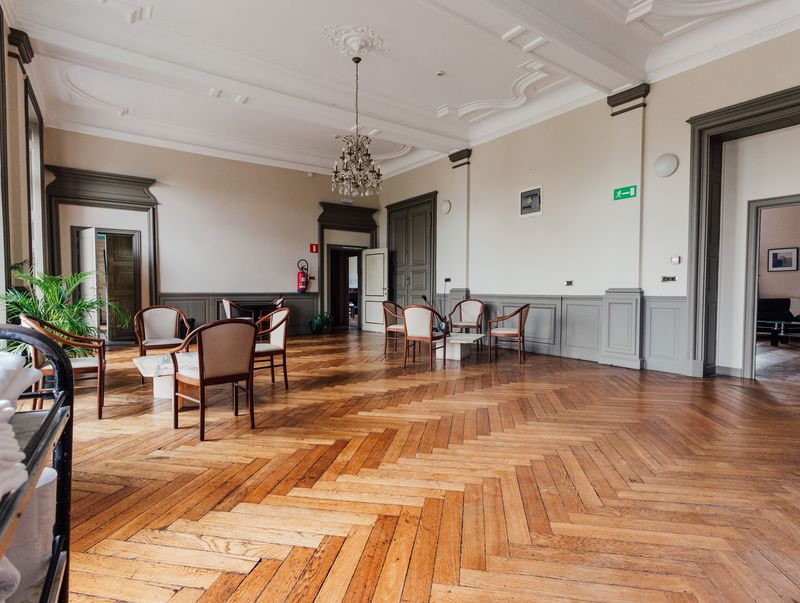 Salon clair au parquet à chevrons – Château de la Neuville