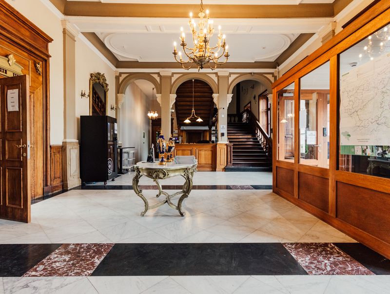 Hall de marbre et console dorée – Château de la Neuville