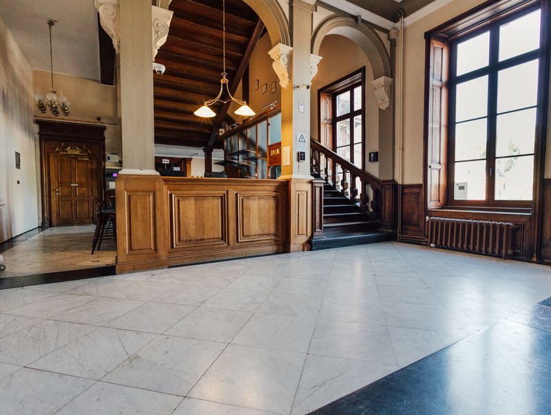 Hall de réception et ses boiseries – Château de la Neuville