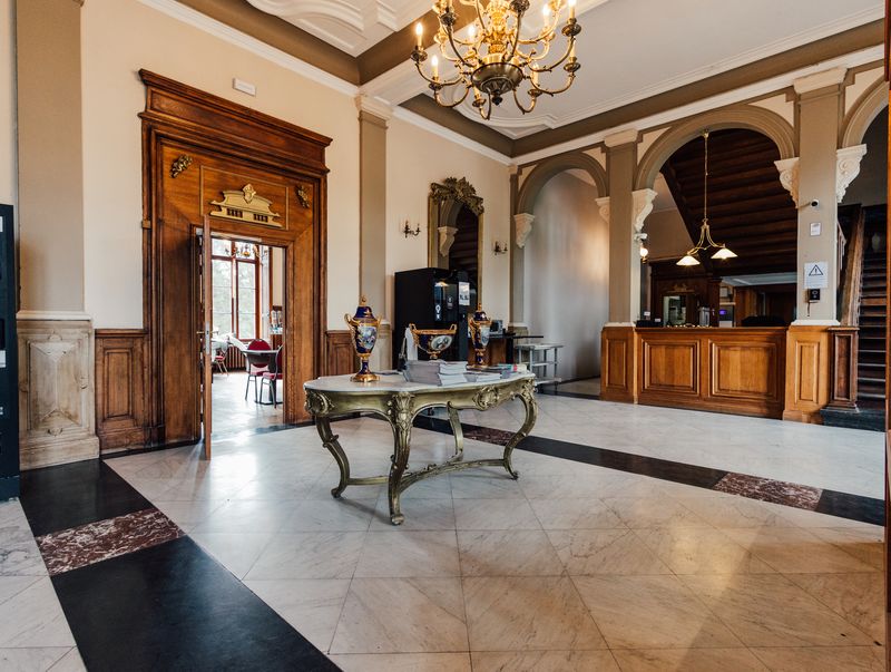 Hall d'entrée ouvert sur la réception – Château de la Neuville