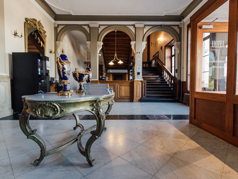Hall d'entrée et console dorée – Château de la Neuville