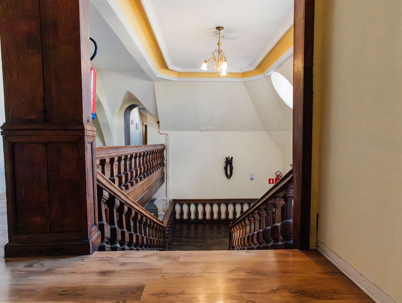 Cage d'escalier en bois à l'étage – Château de la Neuville
