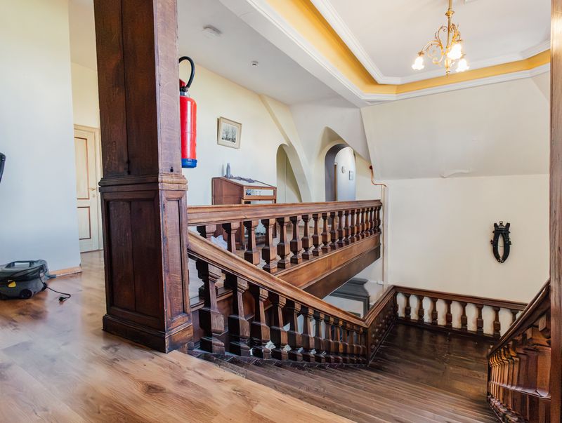 Palier et rampe d'escalier en chêne – Château de la Neuville
