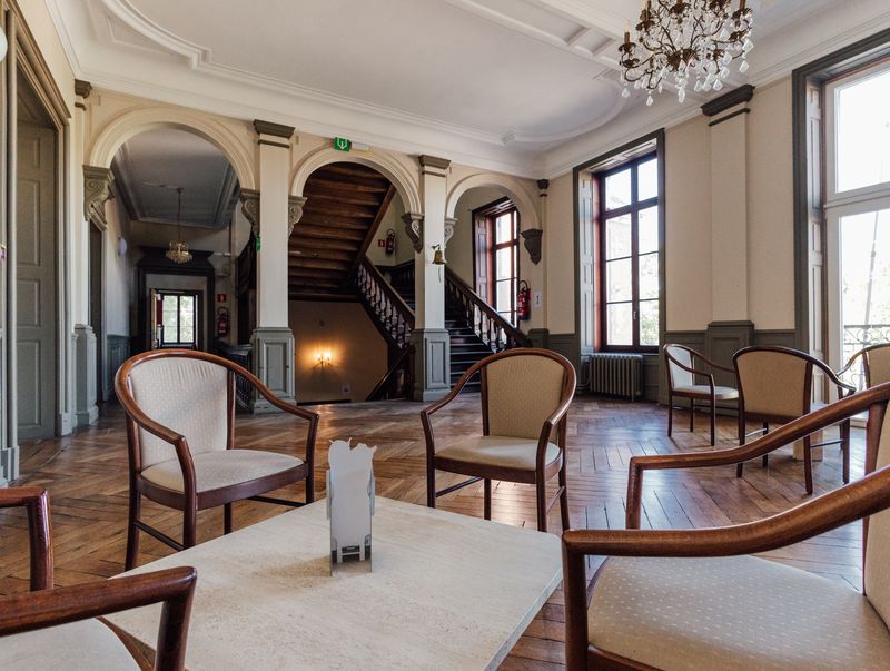Salon aux arcades et escalier d'honneur – Château de la Neuville